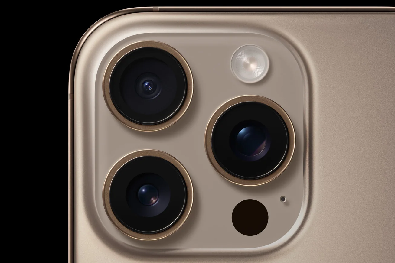 Detalle del sistema de cámaras del iPhone 16 Pro, imagen oficial de Apple