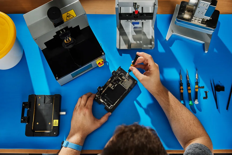 Fotografía oficial Apple de referencia sobre reparación de iPhone; no representa el taller de Sealphone